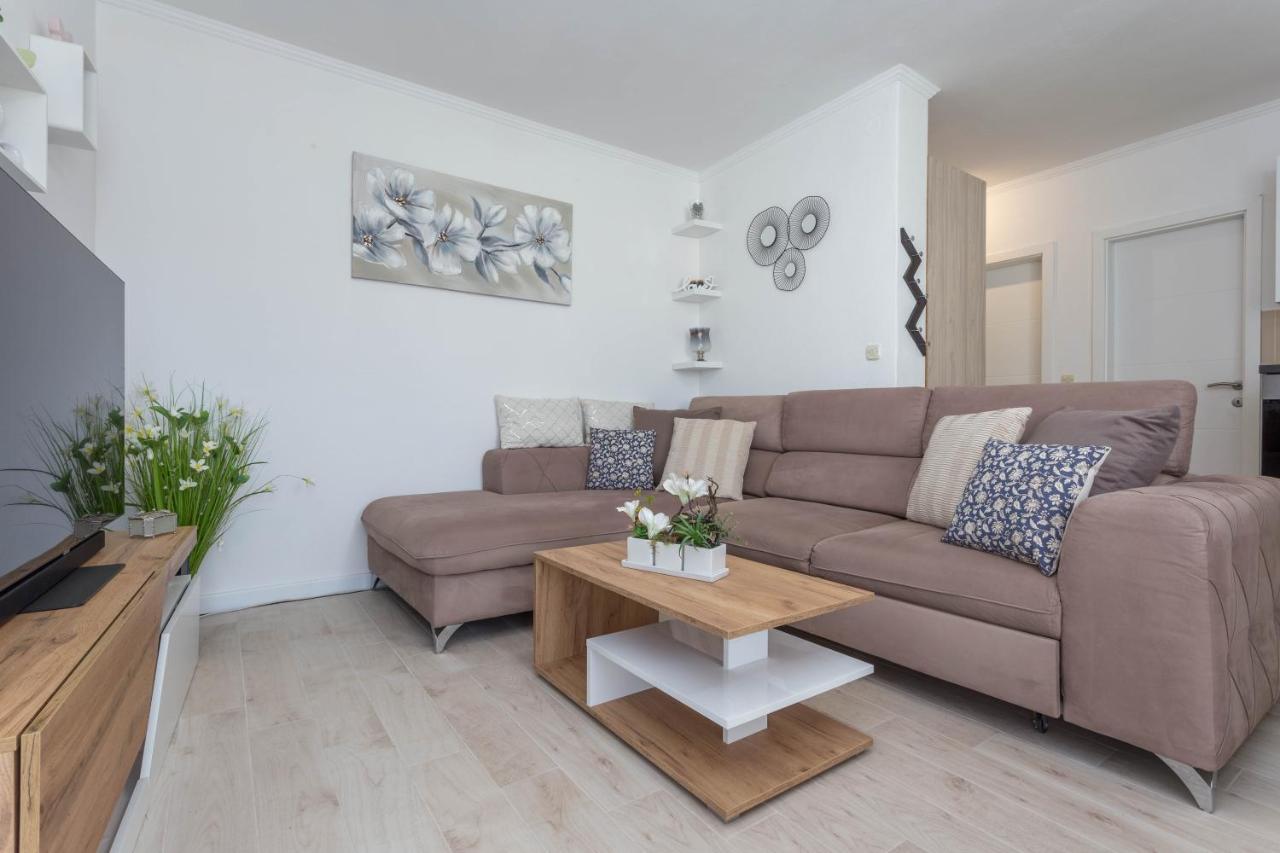 Apartments Edi - Zf Hvar ฮวาร์ ภายนอก รูปภาพ
