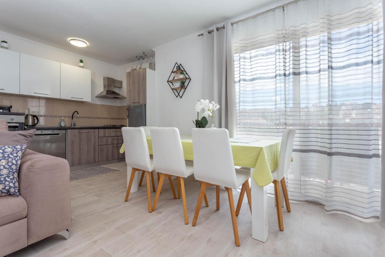 Apartments Edi - Zf Hvar ฮวาร์ ภายนอก รูปภาพ