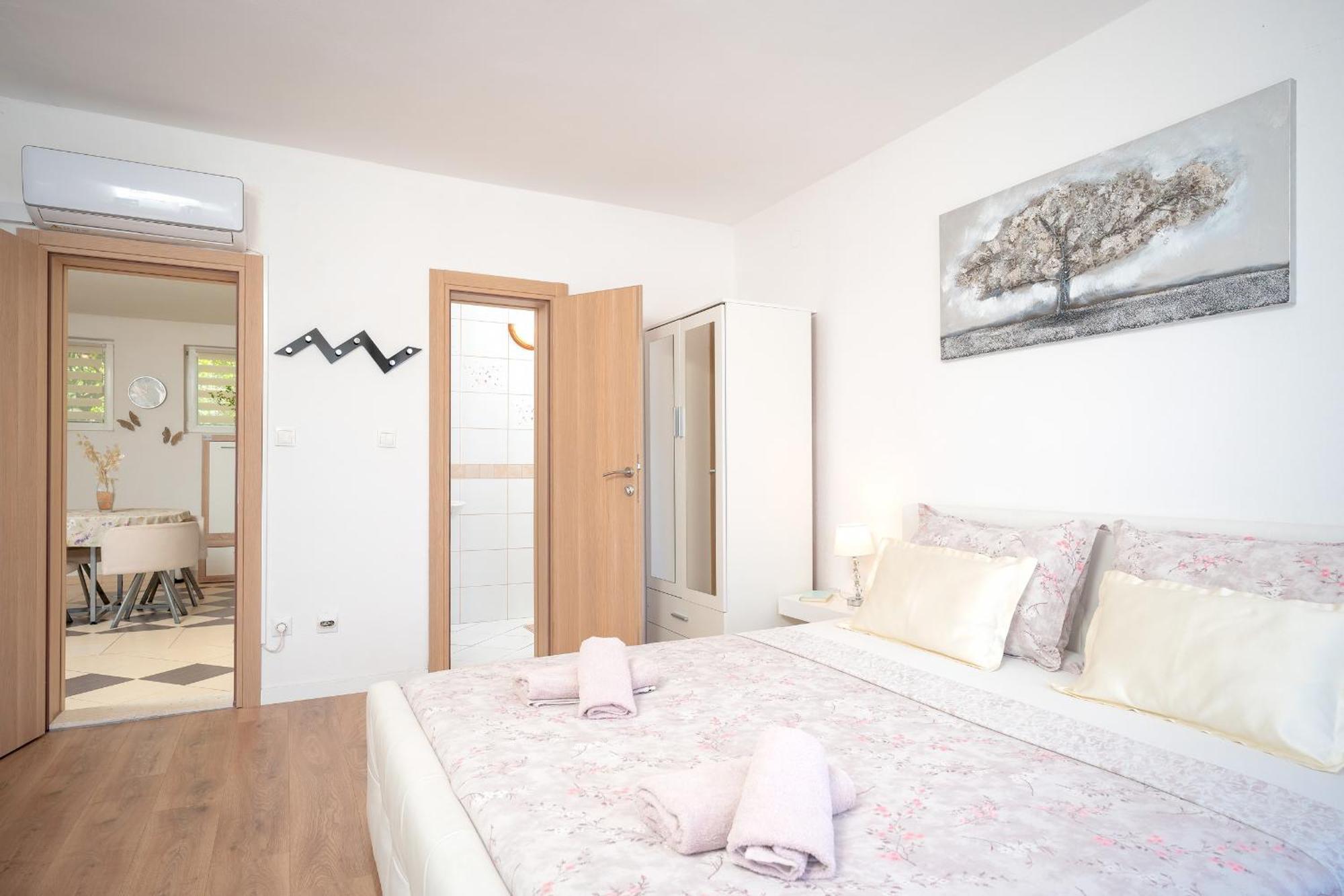 Apartments Edi - Zf Hvar ฮวาร์ ภายนอก รูปภาพ