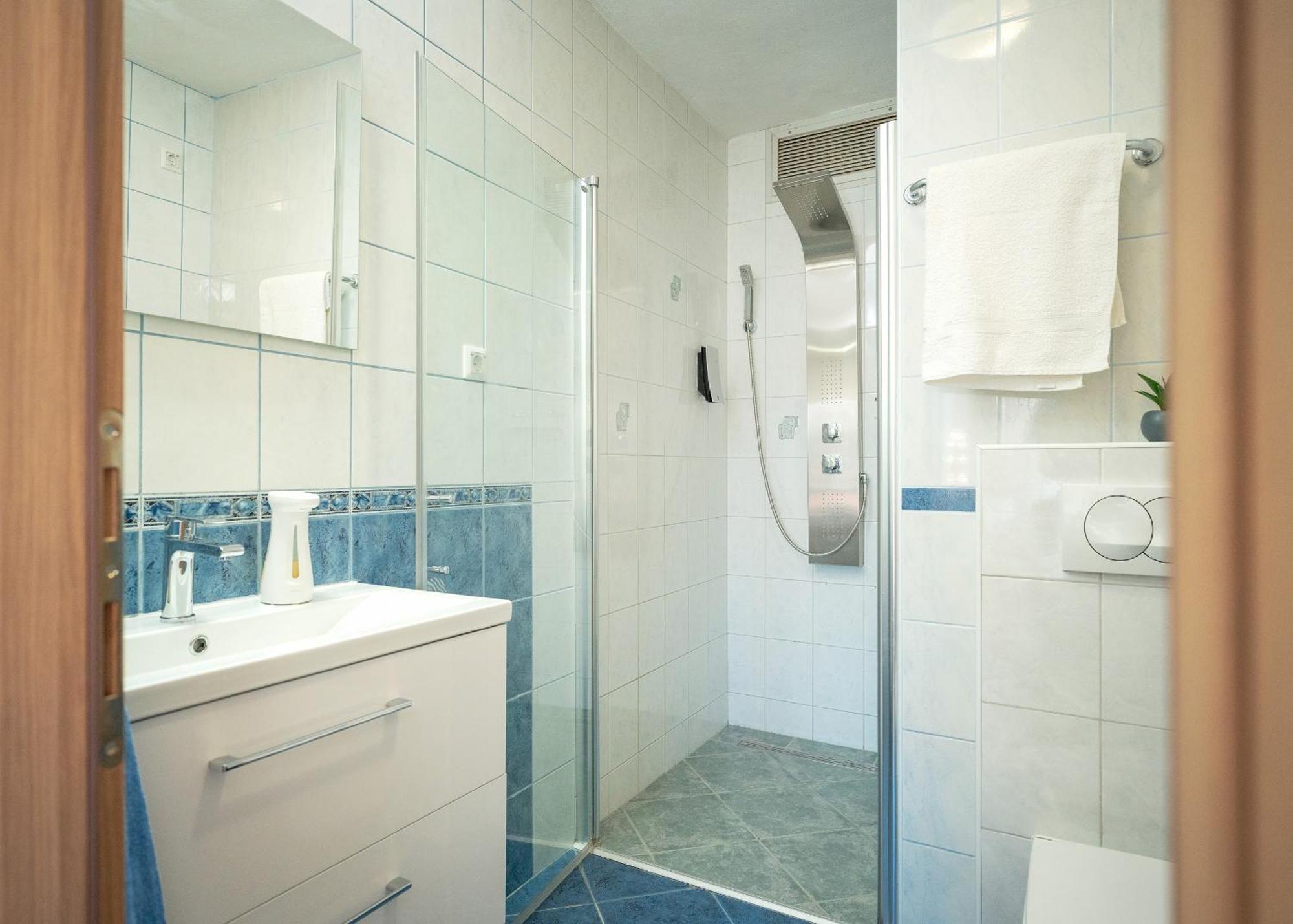 Apartments Edi - Zf Hvar ฮวาร์ ภายนอก รูปภาพ