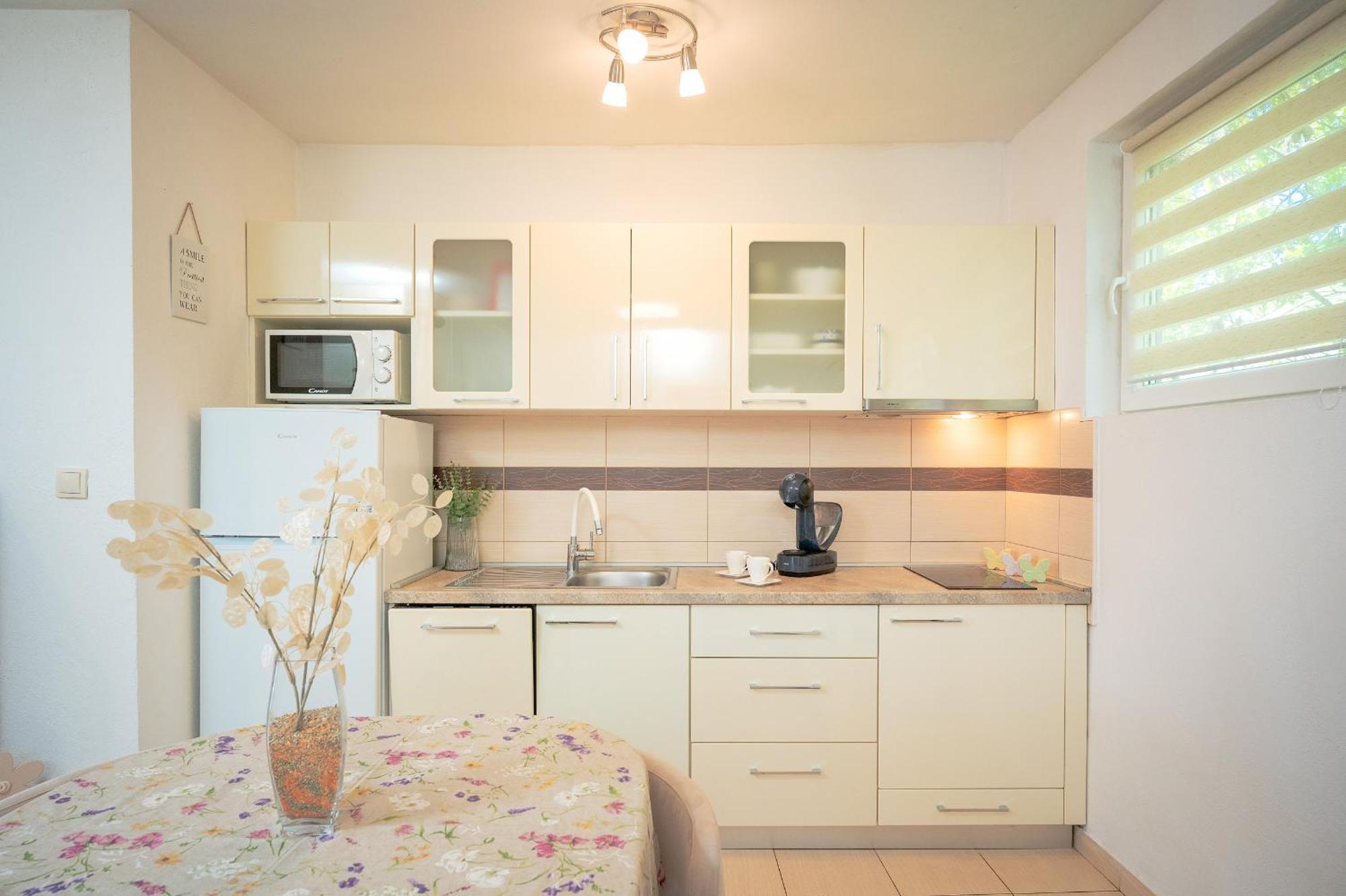 Apartments Edi - Zf Hvar ฮวาร์ ภายนอก รูปภาพ
