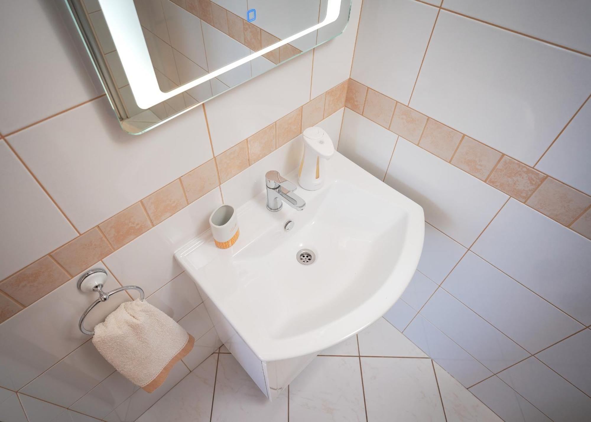 Apartments Edi - Zf Hvar ฮวาร์ ภายนอก รูปภาพ
